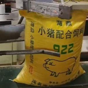 標簽貼標簽機工作現場